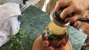 Как закрыть банку с помощью машинки