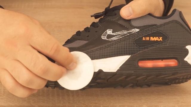 Чистим кроссовки жидкостью для снятия лака, только если кроссовки белые.