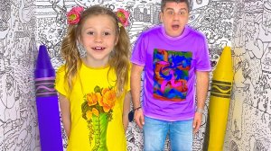 Настя и папа делают играют в Детском научном музее Пуэрто-Рико.