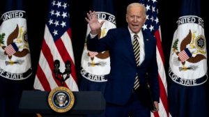 Страдающий старческим маразмом Джо Байден не может самостоятельно взойти по лестнице.