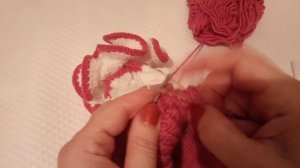 Вяжем ушки на детскую шапочку.