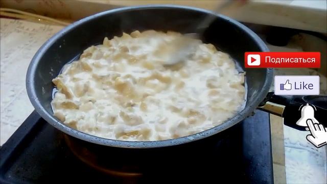 Курица в сметанном соусе с картошкой / Рецепт жареной курицы с картошкой на сковороде