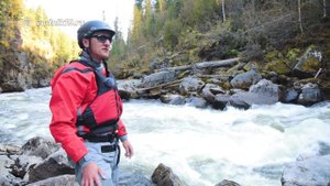 Опасный сплав по горной реке на лодочном моторе водомете.  Водный штурм каньона с жесткими порогами