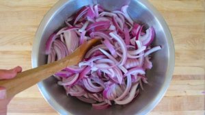 Красный лук маринованный