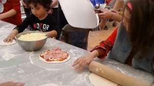Дети готовят пиццу. Haciendo pizza