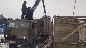 купили участок со старым домом и сносим дом. День первый