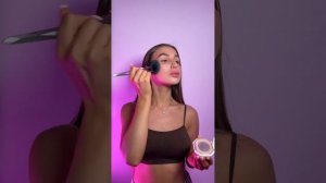 Леди Диана показывает свой повседневный макияж.