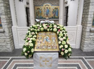 Украшение иконы на аналое. Престольный праздник в честь Бл. Матроны Московской .02.05.22.mp4