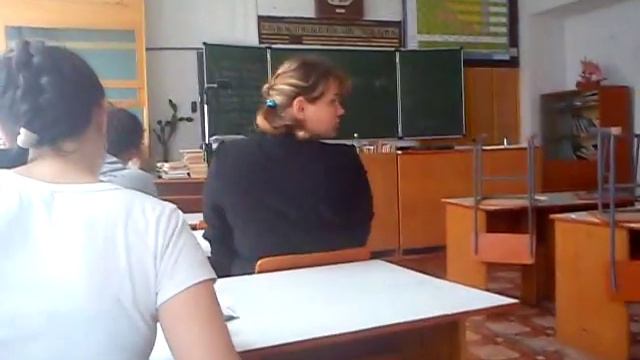 Чувак без палева списал на уроке смотреть онлайн