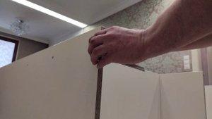 Установка регулируемой ножки с бонкой в торец ДСП.