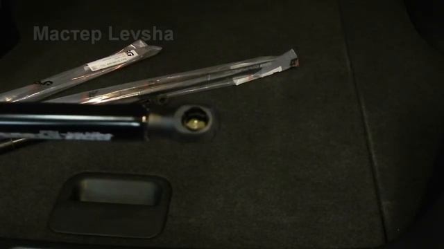 Замена газовых упоров багажника на Mitsubishi Outlander 1