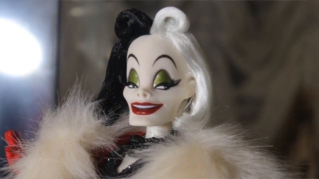 Круэлла Де Виль - Дизайнерская кукла от Disney Store смотреть онлайн