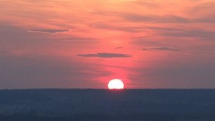 красивый закат солнца над городом уфа 7 августа 2022.вид с высоты. диск солнца уходит за горизонт