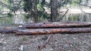 Землянка у реки #3. Доделал каркас и крышу. Ночевка в недостроенной землянке.