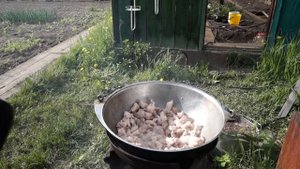 Cвинина с овощами в казане на костре / мясо в казане