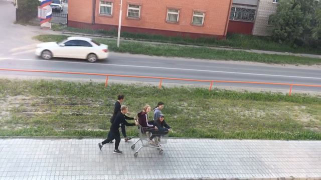 Прикол.Стрежевой.2017.Тележка.Молодняки по городу 😂 смотреть онлайн