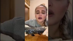 Треш на ТикТок! Она ест сырую рыбу! С костями!