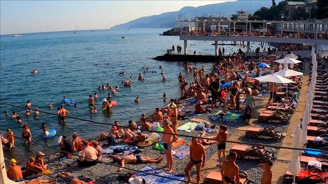 Отдыхающих на море валом. Ялта сезон 2021 Пляжи Ялты сегодня /Ялта LIVE Крым
