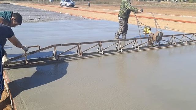 Выравнивание бетона самодельной виброплитой из триммера.