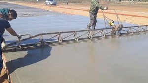Выравнивание бетона самодельной виброплитой из триммера.