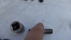 Как сделать шпильки крепления колес ВАЗ вместо заводских болтов .