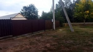Строим дешёвый забор  своими руками в деревне, люди возмущены, а нам нравится.