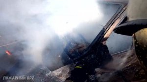 Глазами МЧС_ тушение автомобиля с газовым баллоном внутри