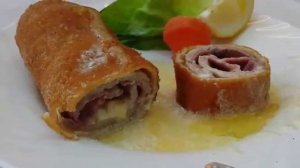 Сербия. Сербская национальная кухня. Шницель по-карагеоргиевски и салат Шопский.