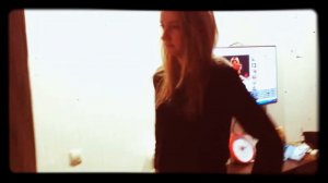 Разбивает iPhone 7 красивая девушка каблуком