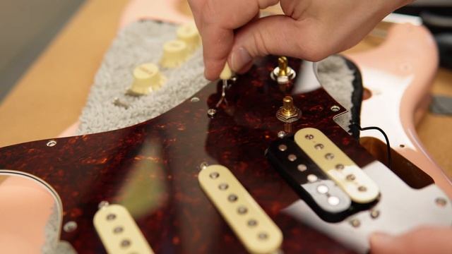 Install: Obsidian® Custom HSS for Strat® // HSS Strat Wiring Harness Upgrade смотреть онлайн