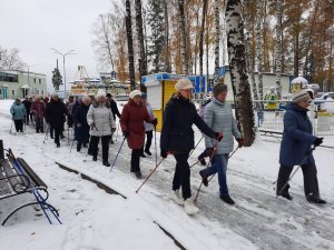 В парке«Харинка» г Иваново тренировку по северной ходьбе проводит к м н, доцент  ИвГМА, инструктор