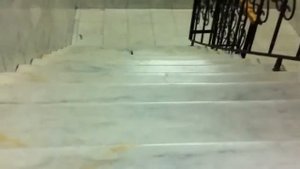 Телефон падает с лестницы