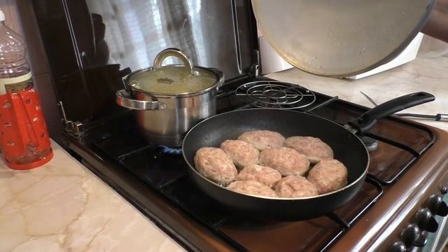 Котлеты с начинкой из сыра.  Вкусные и сочные котлеты для ужина.