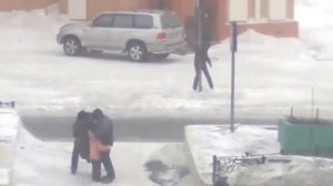 Ветер сносит людей