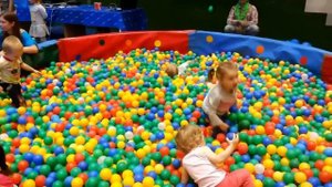 Дети играют в сухом бассейне