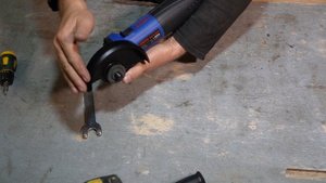 Новая болгарка действительно держит обороты под нагрузкой. Для шлифования дерева подходит хорошо