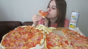 Мукбанг пицца с копченой курочкой, салями и моцареллой. Сыр косичка и лимонад! Очень вкусно. Обжор