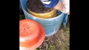 Изготовление подставки под клумбу из остатков бетона и строительного материала.