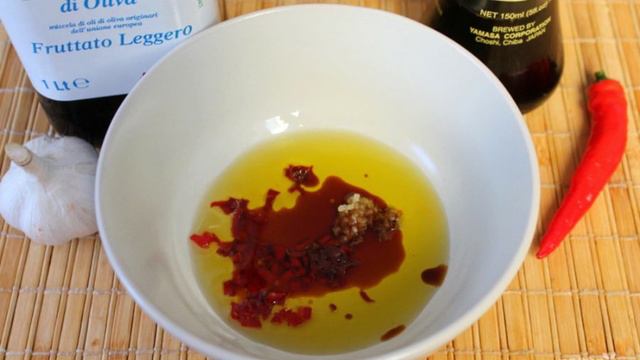 Острая закуска из помидоров с зеленью и сыром