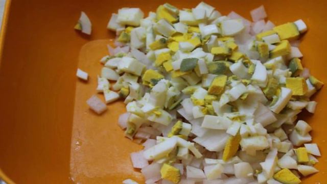 Окрошка с курицей и белой редькой