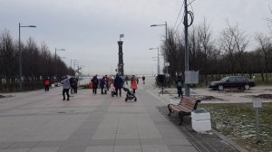 Снег руками нагребаем :)