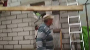 Как поднять балку одному на крышу без приспособ
