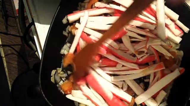 Как приготовить спагетти. С сыром и с крабовыми палочками смотреть онлайн