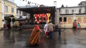 Народ танцует под проливным дождём на фестивале во Владимире