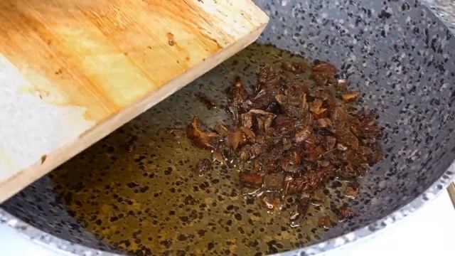 Вушка з сушеними грибами та  курячим фаршем. Українська кухня. Пельмені.