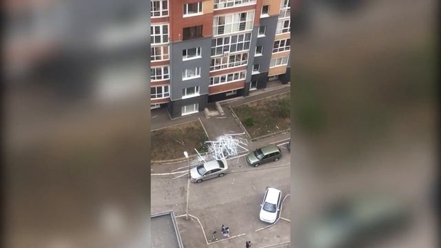 В Уфе с верхнего этажа высотного дома на улице Сун-Ят-Сена упало балконное остекление смотреть онлайн