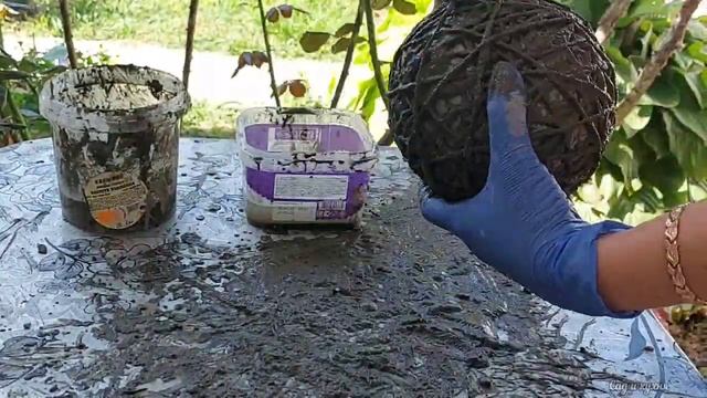 Взяла верёвку и цемент и быстро сделала декор для сада. Шар из цемента. смотреть онлайн