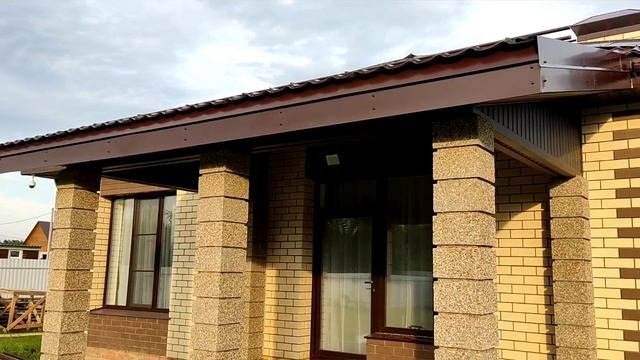 терраса с кровлей из металлочерепицы отделанная софитами