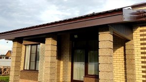 терраса с кровлей из металлочерепицы отделанная софитами