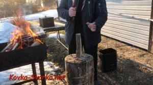 А зачем нужен щепокол, если мы привыкли топориком щепки делать? Экономить пальцы!